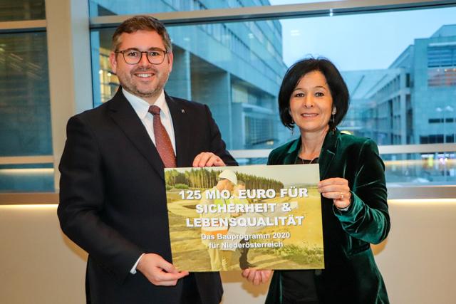 Landesrat Ludwig Schleritzko und LAbg. Margit Göll präsentieren das Bauprogramm für Gmünd