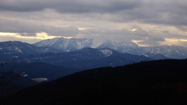 ... stets mit Blick zu den Gutensteiner Alpen, zur Hohen Wand und zum Schneeberg ...