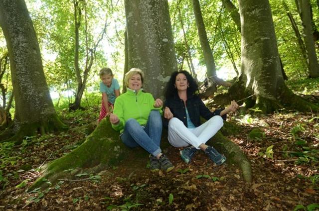 Renate Posch und Irmgard Barl laden zur Erholung in der Natur ein.
