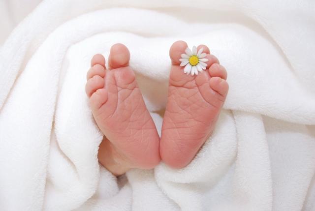 Das kleine Mädchen hatte es sehr eilig zur Welt zu kommen.