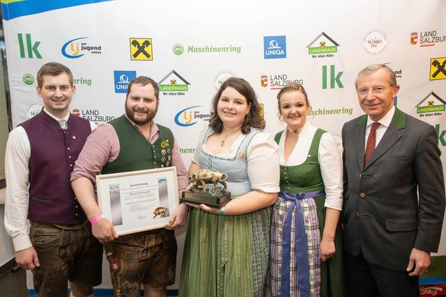 Die Leitung der Landjugend Neumarkt präsentiert stolz den Salzburger Landjugend Stier. V.l.n.r.: Landesobmann Markus Aigner, Gruppenleiter Thomas Elshuber, Gruppenleiterin Katharina Mangelberger, Landesleiterin Johanna Schafflinger, Landeshauptmann Wilfried Haslauer