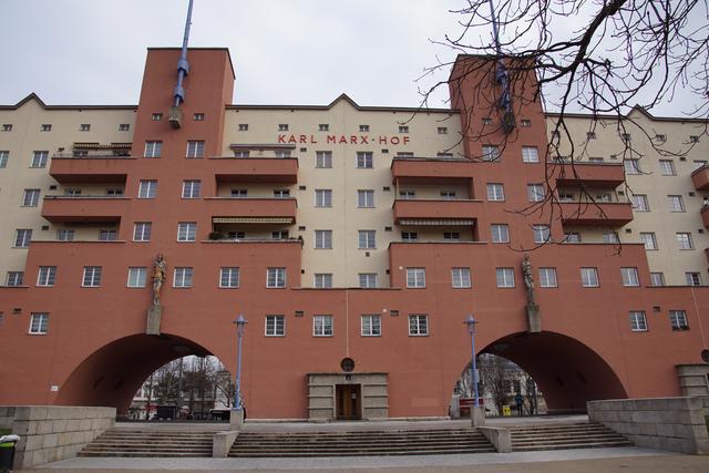 In den Wiener Gemeindebauten wohnen etwa 500.000 Menschen, also rund ein Viertel der Stadtbevölkerung.