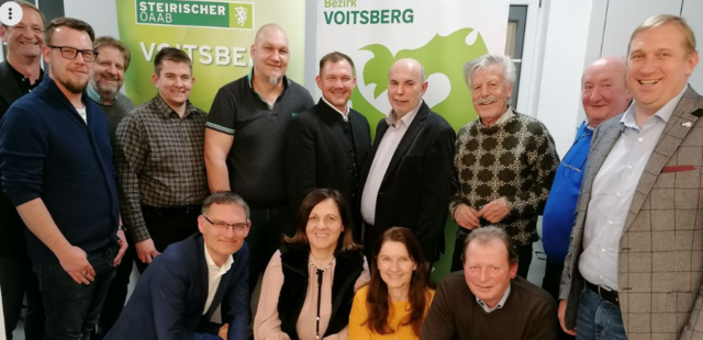 Christian Strommer ist der neue Voitsberger ÖAAB-Obmann, hier im Kreise der ÖAAB-"Familie"
