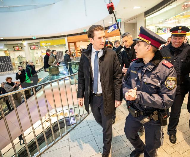 Volksnah gaben sich Bundekanzler Sebastian Kurz (ÖVP) und sein Vize Werner Kogler (Die Grünen) beim Besuch einer Polizeiinspektion in Wien. Man betonte die Wichtigkeit der Exekutive und versprach zusätzliche Planstellen.