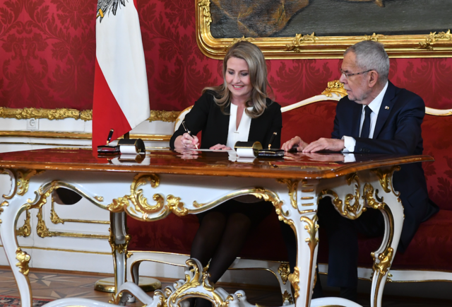 Die neue Frauen- und Integrationsministerin Susanne Raab, hier bei der Angelobung, ließ heute aufhorchen: Sie könne sich ein Kopftuchverbot auch für Lehrerinnen vorstellen, sagte sie in einem Interview. Und kassiert damit prompt eine Abfuhr vom neuen Koalitionspartner.