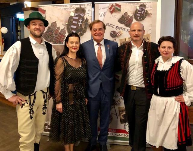 Tanz: A. Molnár (l.) begrüßte S. Bognár (l.) und R. Roth (M.)