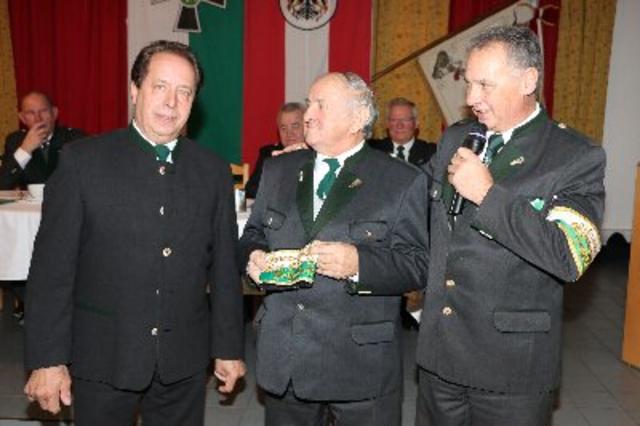 Johann Koller (l.) übernimmt im Beisein von Obmann Walter Wiesler (r.) von Johann Thier (M.) die Funktion des Obmann-Stellvertreters.