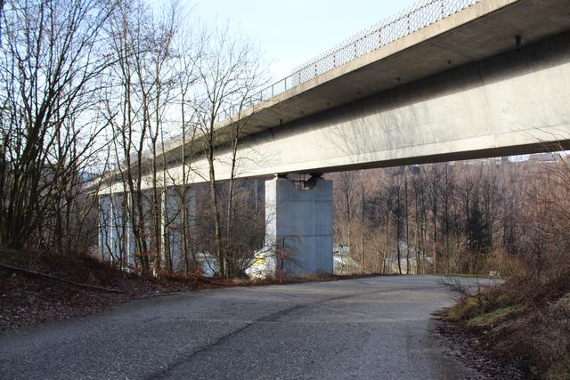 Die Traunbrücke passieren pro Tag 20.000 Fahrzeuge, das hinterlässt natürlich Spuren – das Bauwerk wird saniert.