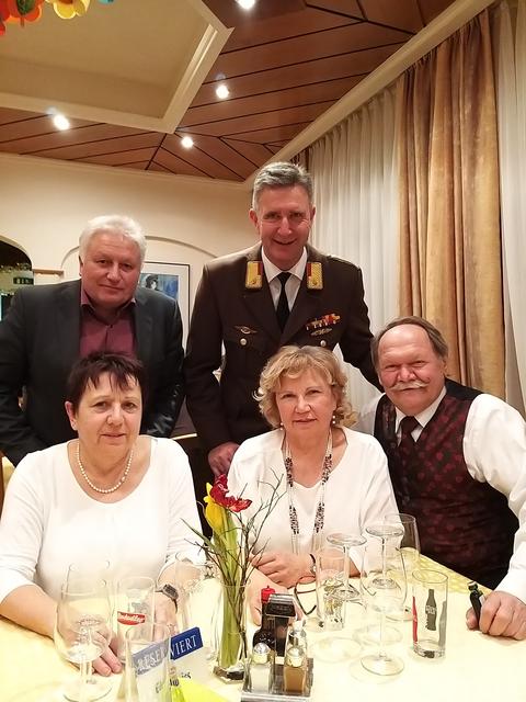 Vizebürgermeister Georg Pataki und LAbg. Ewald Schnecker mit Brigitta Pataki, Edith Zach und Bürgermeister Eduard Zach.