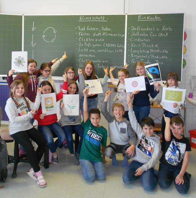 Kinder der 4. Klasse VS Pöllauberg beim Konsum-Workshop mit Logos von Gütesiegeln