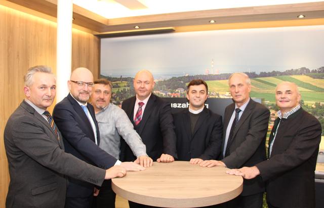 Bürgermeister Leopold Figl (Obmann RB Tulln), Karl Hameder (Geschäftsleiter RB Tulln), Gerhard Königshofer (Vizebürgermeister Marktgemeinde Würmla), Manfred Leitner (Geschäftsleiter RB Tulln), Moderator Pfarrer Josef Balteanu, Anton Priesching (Altbürgermeister Würmla), Franz Feyertag (Obmann-Stellvertreter, lokaler Funktionär RB Tulln)