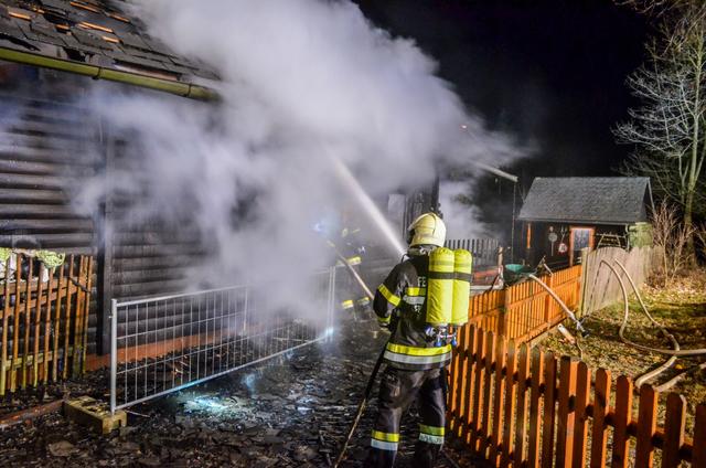 Die Atemschutztrupps konnten nicht bis ins Innere des Hauses vordringen. | Foto: Holawat