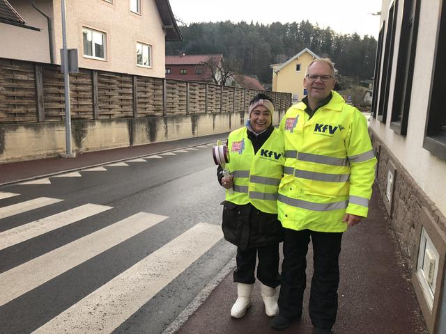 Für die Sicherheit der Kinder freiwillig im Einsatz: die Schulwegpolizisten Anita Hinterleitner und Reinhard Deutscher | Foto: WOCHE