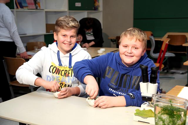 Die Schüler laden zum Tag der offenen Tür ein.
