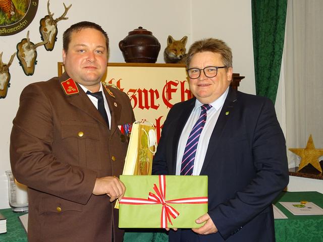 Bürgermeister Martin Gaisberger gratulierte Kommandant Ewald Geisberger zum 40. Geburtstag.