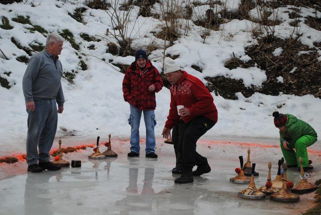 Volkssport Nummer eins: Die Stanzer lieben den Eisstocksport. Beim Gemeindeeisschießen werden 300 Teilnehmer erwartet.