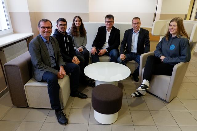 Foto von links nach rechts: Schulleiter Rainer Graf, Sebastian Heiden, Vanessa Köck, EV Obmann Leopold Datzreiter, EV Kassier Helmut Brandl, Fiona Ludwig