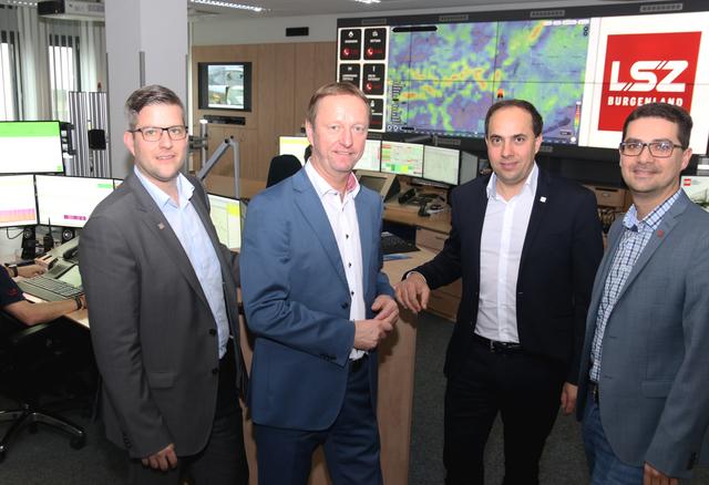 Leitstellenleiter Alexander Heller, Landeshauptmann-Stv. Johann Tschürtz, LSZ-Geschäftsführer Christian Spuller und der stellvertretende Technikleiter Nikolaus Tittler im technisch modernisierten Leitstellenraum der Landessicherheitszentrale.