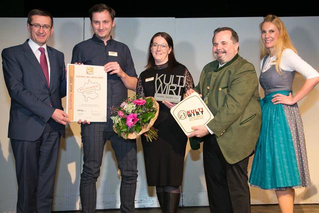 V. l. Landesrat Markus Achleitner, Florian und Sibylle Schlöglmann (Wirt z‘ Kraxenberg), KultiWirte-Obmann Karl Wögerer, KultiWirte-Geschäftsführerin Monika Nowotny.
