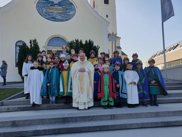 Reihe v. li.: Leonie, Niclas, Marita, Kreisdechant Franz Brei, Klara, Philipp, Theo, Philip, David, Jan
Reihe v. li.: Elina, Jana, Hannah, Noah, Anna, Timo (Ministrant), Paulina, Magdalena, Anjali, Bruno
Reihe v. li: Anna, Christine, Bernadette, Josef, Carina, Hannah, Anja, Anna, Mara, Alina, Isabell
Sternsingerkinder nicht am Bild: Anika, Nico, Celina, Manja, Jasmin, Johanna, Marlena