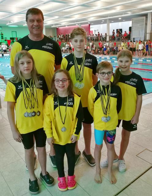 Die erfolgreichen Osttiroler Schwimmer: Theresa Riepler, Anna Nemmert, Karl Kastner, Lea Tabernig (v.v.l.), Trainer Pepi Mair und Nico Tabernig (h.v.l.) | Foto: SUOT