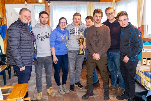 Im Gasthof Planner trafen sich die Jungen Volksparteimitglieder zum Eisstock-Turnier. Die Landjugend Steuerberg holte den Sieg. | Foto: Pixelworld