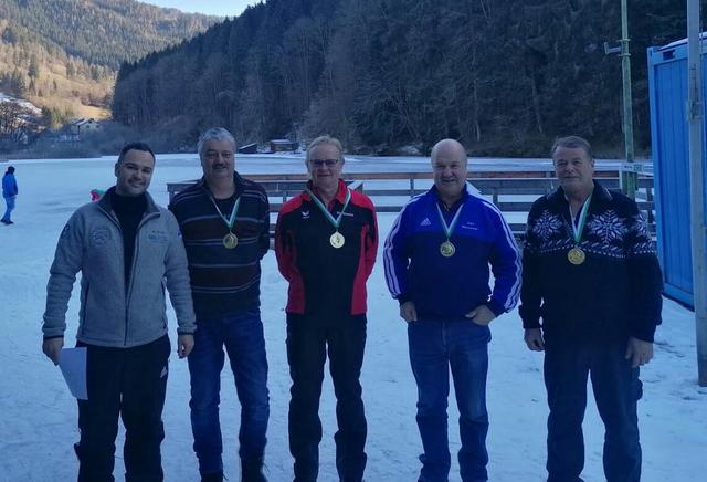 Bei den Vereinsmeisterschaften des ESV Stanzertal konnten sich Jakob Perner, Andreas Steininger, Fritz Lukas und Willi Kager durchsetzen. Links im Bild: Obmann Hans Peter Seitinger.