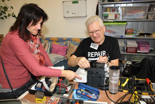 Im Repaircafe wird gehämmert, gebohrt und geschraubt, um gute alte Stücke wieder gebrauchsfähig zu machen.