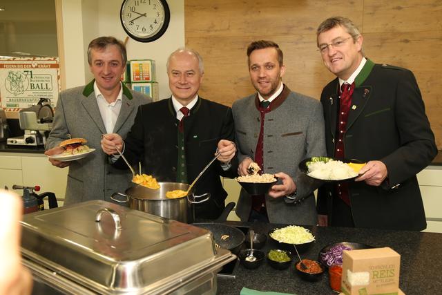 Mahlzeit: B. Monschein, H. Seitinger, M. Lukas, F. Tonner (v. l.)