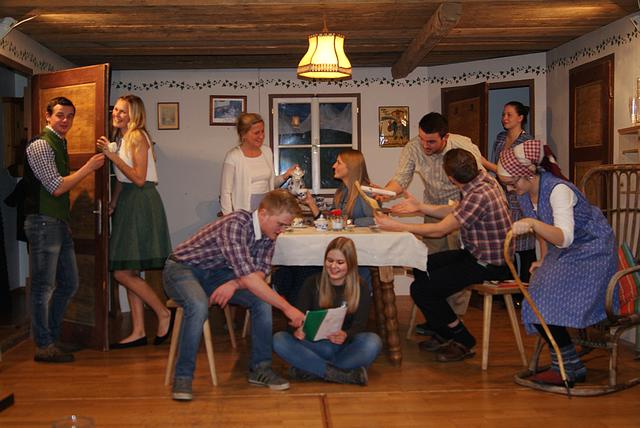 Viel zu lachen hat die Theatergruppe der Landjugend Berndorf beim Proben ihres neuesten Stückes.