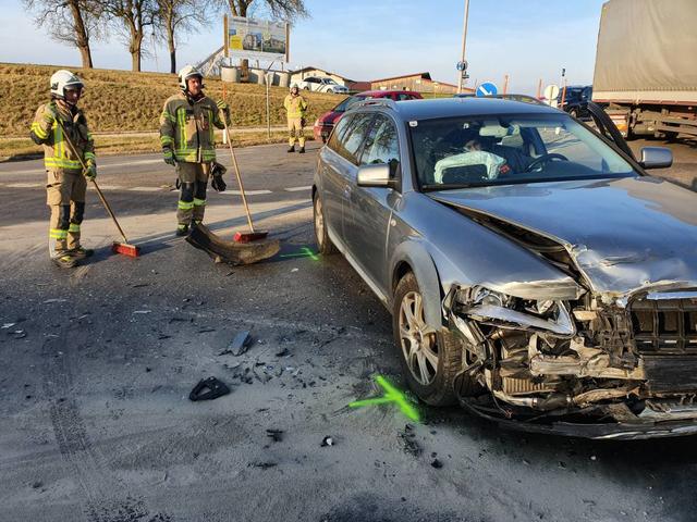 Im Kreuzungsbereich Braunauer Straße/Spange 1 kollidierten vermutlich aufgrund einer Vorrangverletzung zwei Autos.