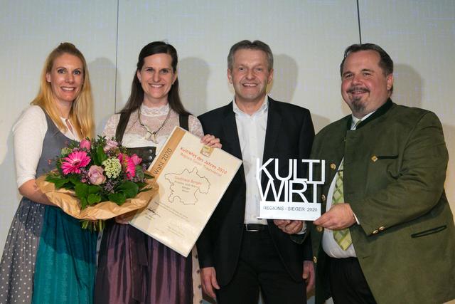 KultiWirte-Geschäftsführerin Monika Nowotny, Kristina Berger (GH Berger), Laudator Josef Paukenhaider, KultiWirte-Obmann Karl Wögerer.  | Foto: cityfoto