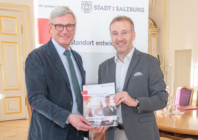 Bürgermeister Harald Preuner und Wirtschaftskammer-Präsident Manfred Rosenstatter präsentieren die neue Wirtschaftsstrategie.  | Foto: Stadt Salzburg/Alexander Killer