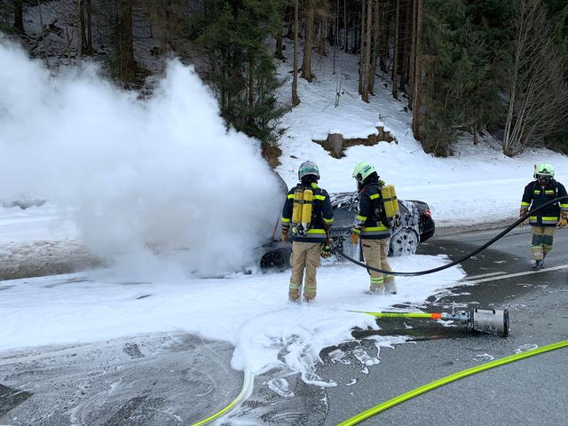 Der Pkw geriet in Brand, verletzt wurde niemand. | Foto: ZOOM.TIROL