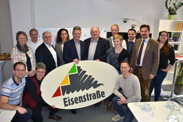 Im inspirierenden Umfeld des „Ecospace“ in Wieselburg beleuchteten Experten des Österreichischen Instituts für Raumplanung mit Eisenstraße-Vertretern die Chancen und Herausforderung des LEADER-Programms: Eva Zankl (Verein VEMOG), Bernd Schuh (ÖIR), Willi Hilbinger (Verein Mein Lehrbetrieb), Katharina Hinterreither (Braubogen), Eisenstraße-Obmann Nationalratsabgeordneter Andreas Hanger, Bezirksbauernkammer-Obmann Anton Krenn, Geograph Hannes Hoffert-Hösl, Margit Fuchsluger (Eisenstraße), Andreas Purt (Mostviertel Tourismus), Bürgermeister Werner Krammer (Waidhofen an der Ybbs) und Ulrike Stroissnig (ÖIR) (hinten, v.l.) sowie Stefan Hackl (Eisenstraße) und die Themenfeldsprecher Leopoldine Adelsberger (Innovative Landwirtschaft) und Gregor Haslinger (Junges Unternehmertum) (vorne, v.l.).