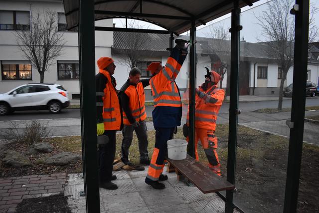 Das Wartehäuschen für die Bushaltestelle wird im Zuge der Dorfplatz-Neugestaltung ebenfalls versetzt