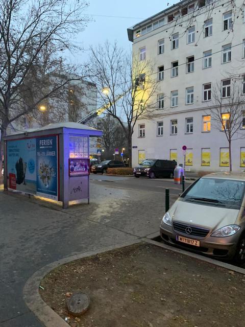 Das Foto zeigt: Die Feuerwehr musste mit einem Kran zur Wohnung.