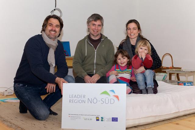 LEADER-Manager Martin Rohl (l.) mit Josef und Edina Camus und ihren Kindern. Im Herbst startet das Projekt Montessorihaus.