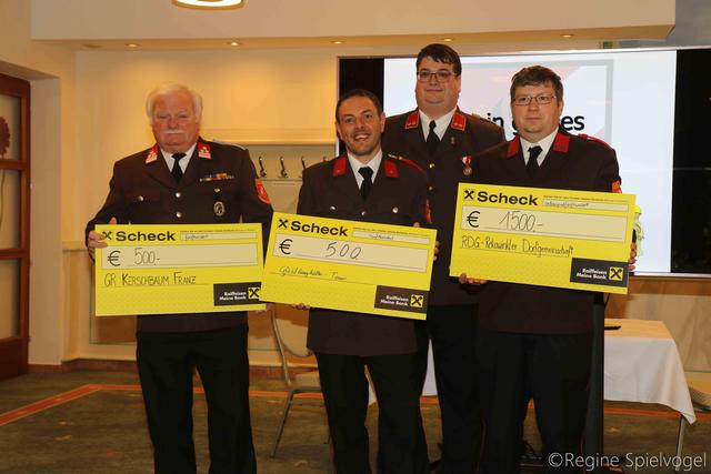 Spenden von 2500 durfte die Feuerwehr Rekawinkel entgegennehmen. Von GR Franz Kerschbaum, Gföhlberghütte und der Rekawinkler Dorfgemeinschaft.