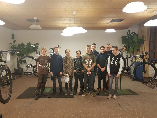 Jugendliche Teilnehmer und Gewinner der Sachpreise beim Radworkshop in der Hoamat
Lukas Allerstorfer, Thomas Gruber, Tizian Kreuzwieser, Sebastian Schatzl, Johannes Kreuzwieser, Felix Steininger, Rene Wimmer, Peter Plöckinger und Maxi Scharinger