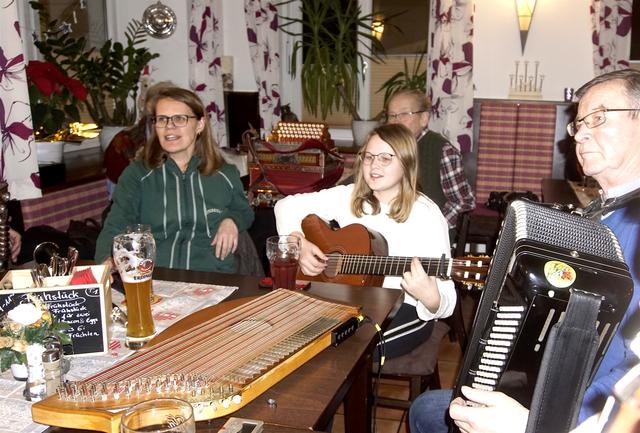 Die Familienmusik Galler begeisterte die Zuhörer im Gasthaus „Zur Post“.