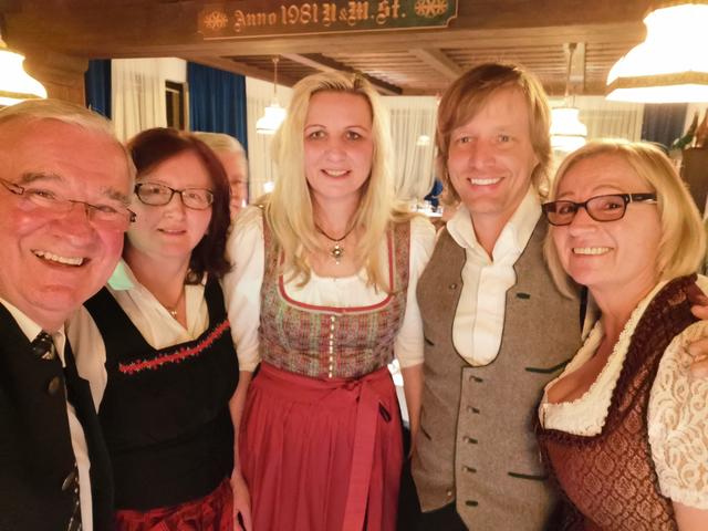StR Karl Pölzelbauer, GR Brigitta Ulreich, Beate Wallner, Neo-Siedinger Les Humphries Singer Ricky Berger und Marion Mosinzer.