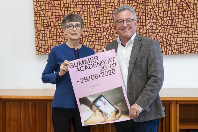 Hildegund Amanshauser und Landeshauptmann-Stellvertreter Heinrich Schellhorn stellten das Progamm der "Summeracademy 2020" vor. | Foto: Land/Neumayr/Leo 