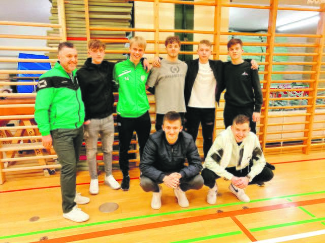 Trainer Hugo Pfeiffenberger (l.) freute sich mit den Jungs vom FC Zeltweg- U 17-Team über den Meistertitel und Aufstieg ins Landesfinale.