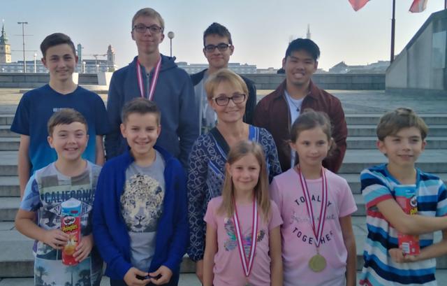 Super Ergebnisse für Sarah Klopf (vorne, 2.v.r.), Clara Doppler (vorne, Bildmitte) und Jakob Postlmayer (hinten, 2.v.l.).