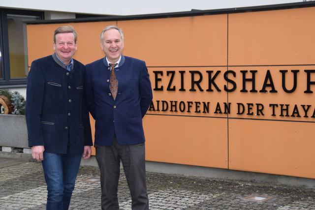 Gottfried Waldhäusl mit Walter Rosenkranz. Der Kremser hatte seinen ersten Sprechtag an der Bezirkshauptmannschaft in Waidhofen. | Foto: Cenkowitz