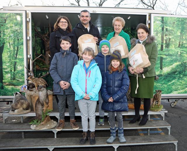 Direktorin Sabine Unger, Landesrat Heinrich Dorner, Landtagspräsidentin Verena Dunst und Landesjägermeister-Stellvertreterin Charlotte Klement (von links) mit Kindern der Volksschule Güssing.
