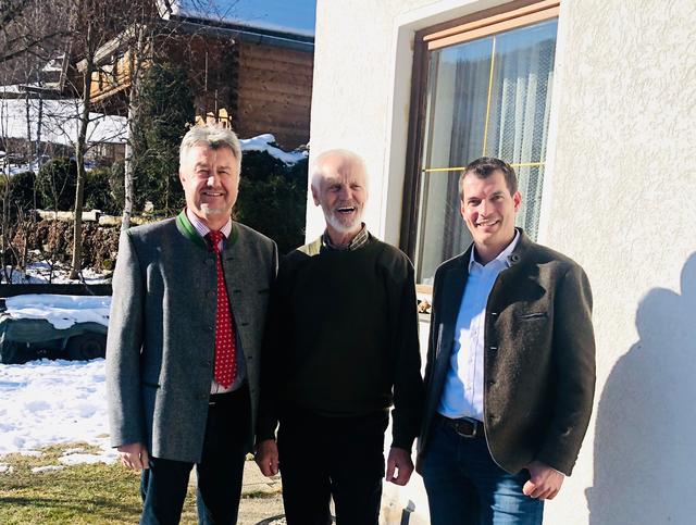 Bürgermeister Klaus Drießler, Jubilar Werner Rainer und Vizebürgermeister Sebastian Moser.