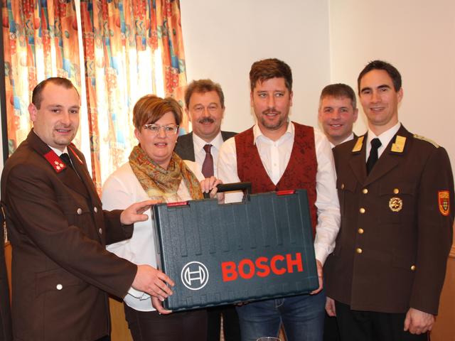 Ein Bohrhammer für die Wehr von der Gemeindeführung.