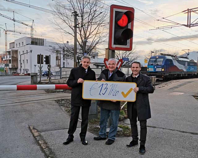 Von 1,3 Millionen fließen 0,8 Millionen in die Bahnunterführung Pottschach. LAbg. Hauer mit StR Karl Pölzelbauer und Günter Daxböck erfreut über die Unterstützung des Landes Niederösterreich.